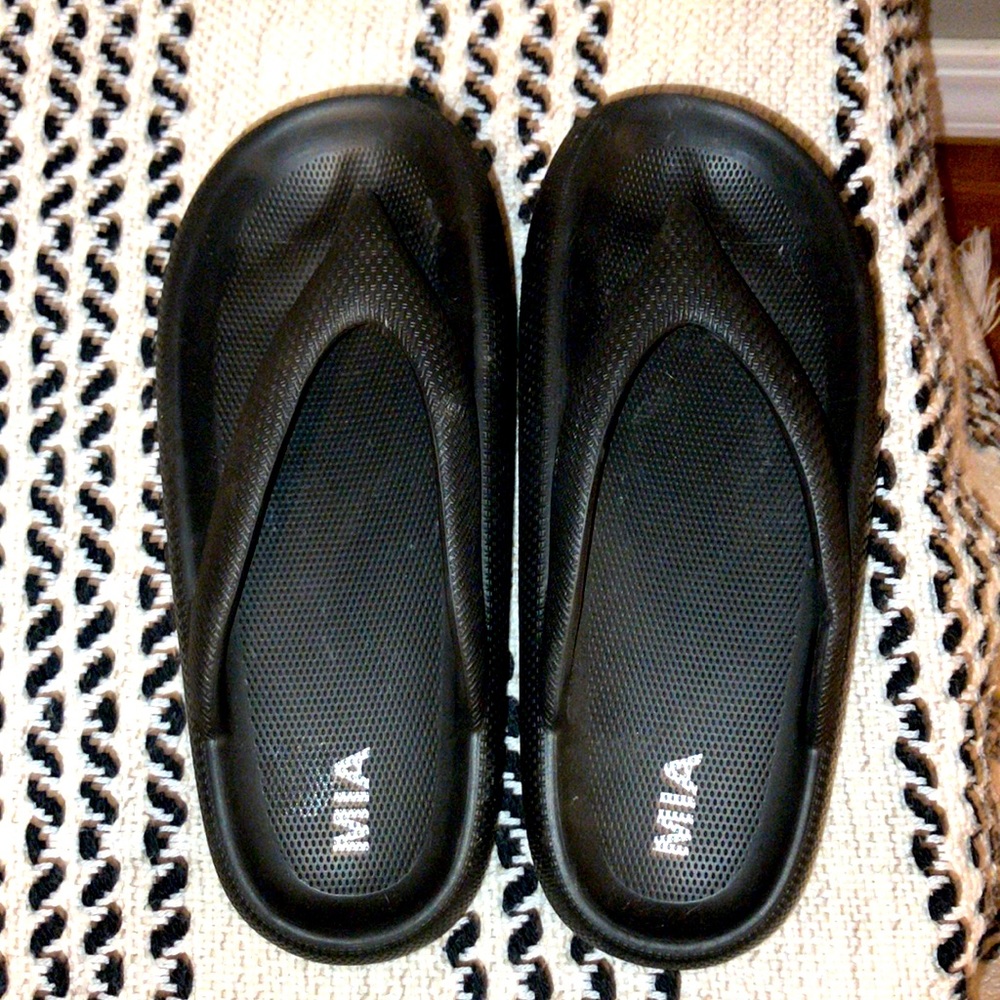 Women’s size 9 MIA black flip flop.